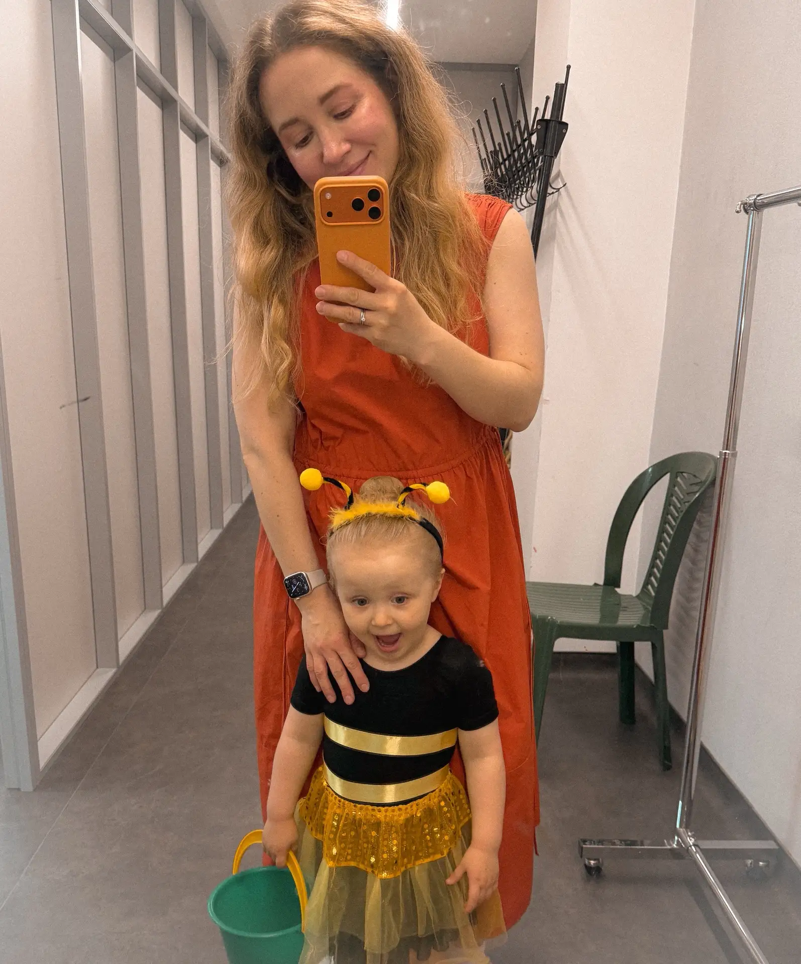 У дочки на этой неделе было первое в жизни выступление 🐝

На танцы мы пошли ещё в декабре за компан