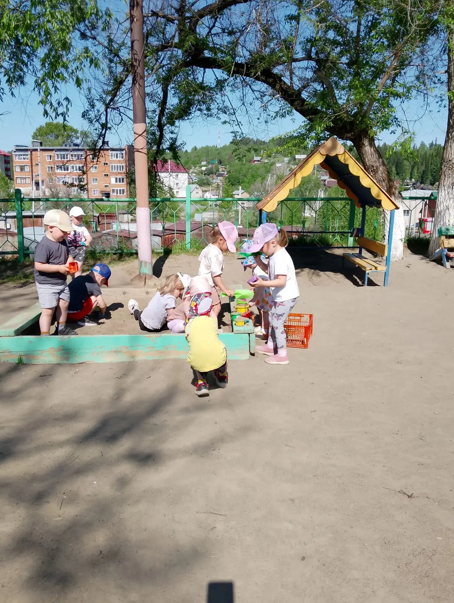 Свежий воздух малышам
Нужен и полезен!
Очень весело гулять нам 
И никаких болезней!