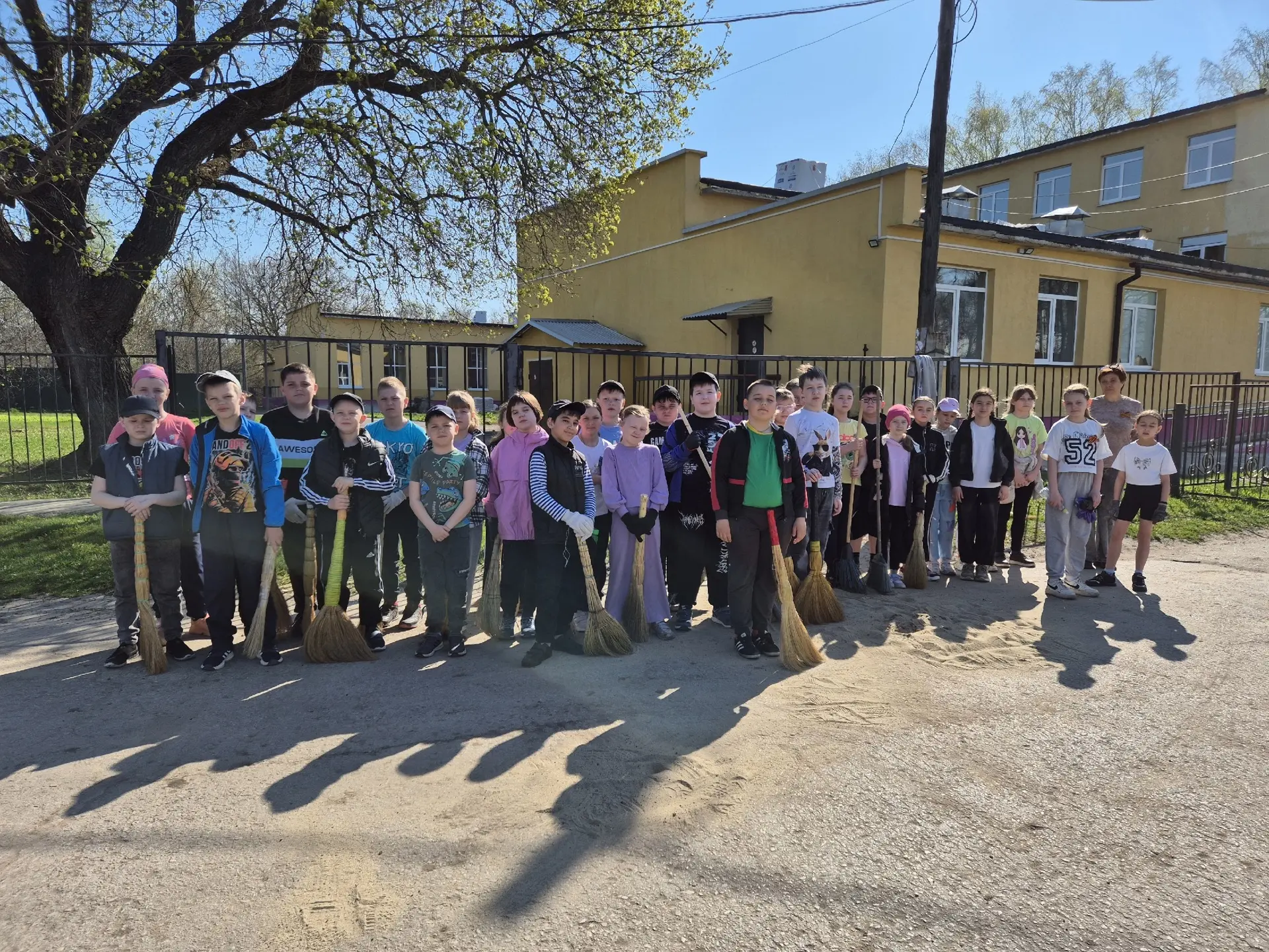 🌿🧹Чистый двор🧹🌿

🫡Кто сказал, что школьники не любят трудиться? Напрасно. Учащиеся нашей школы 