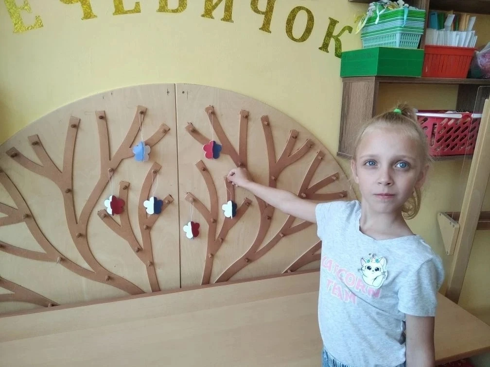 Нет страны моей прекрасней —
Сень лесов и синь озёр,
Даже воздух дышит счастьем
У подножий мощных го