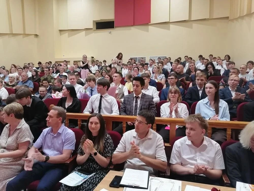 💥В добрый путь, выпускники!🚀 
🔥Вот и пролетели годы учёбы — и снова в Набережночелнинском политех