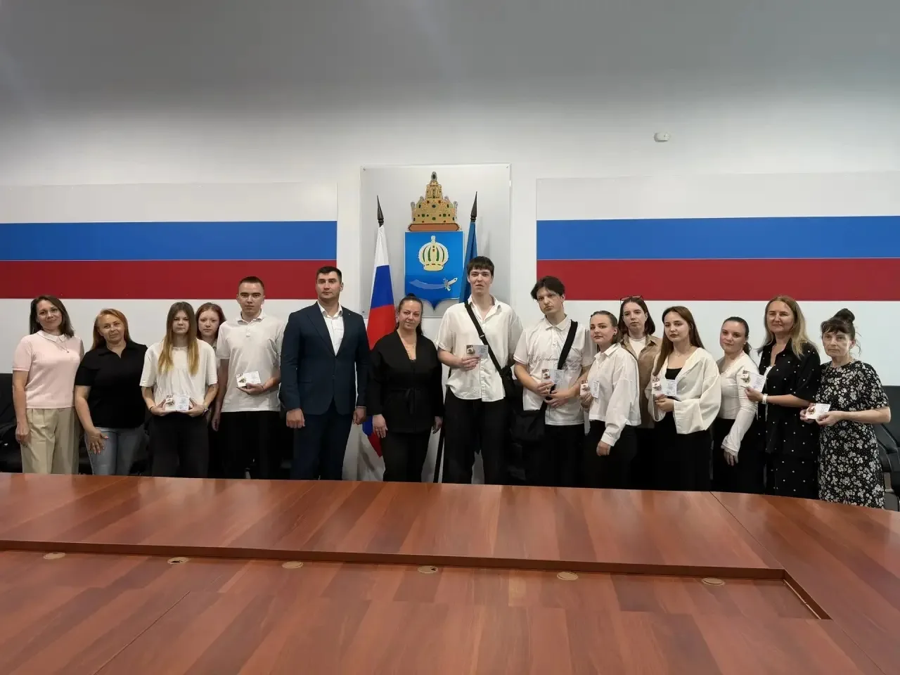 ⭐ Сотрудники и студенты АТТ получили заслуженные значки ГТО 

В конференц-зале министерства физическ