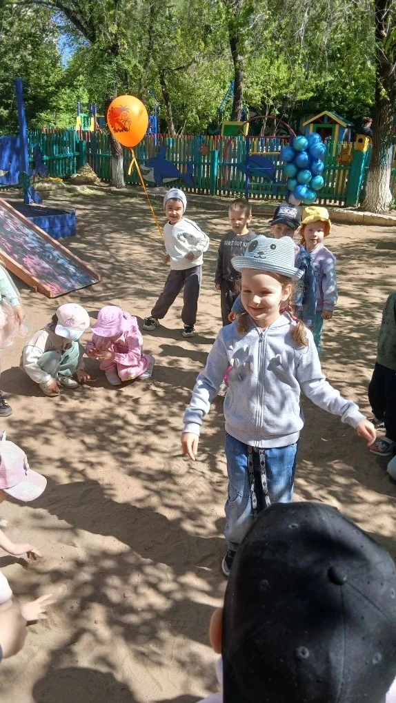 Первое июня.
Наступило лето.
И теплом июньским
Вся земля согрета.

Змей бумажный пляшет
Где-то в обл