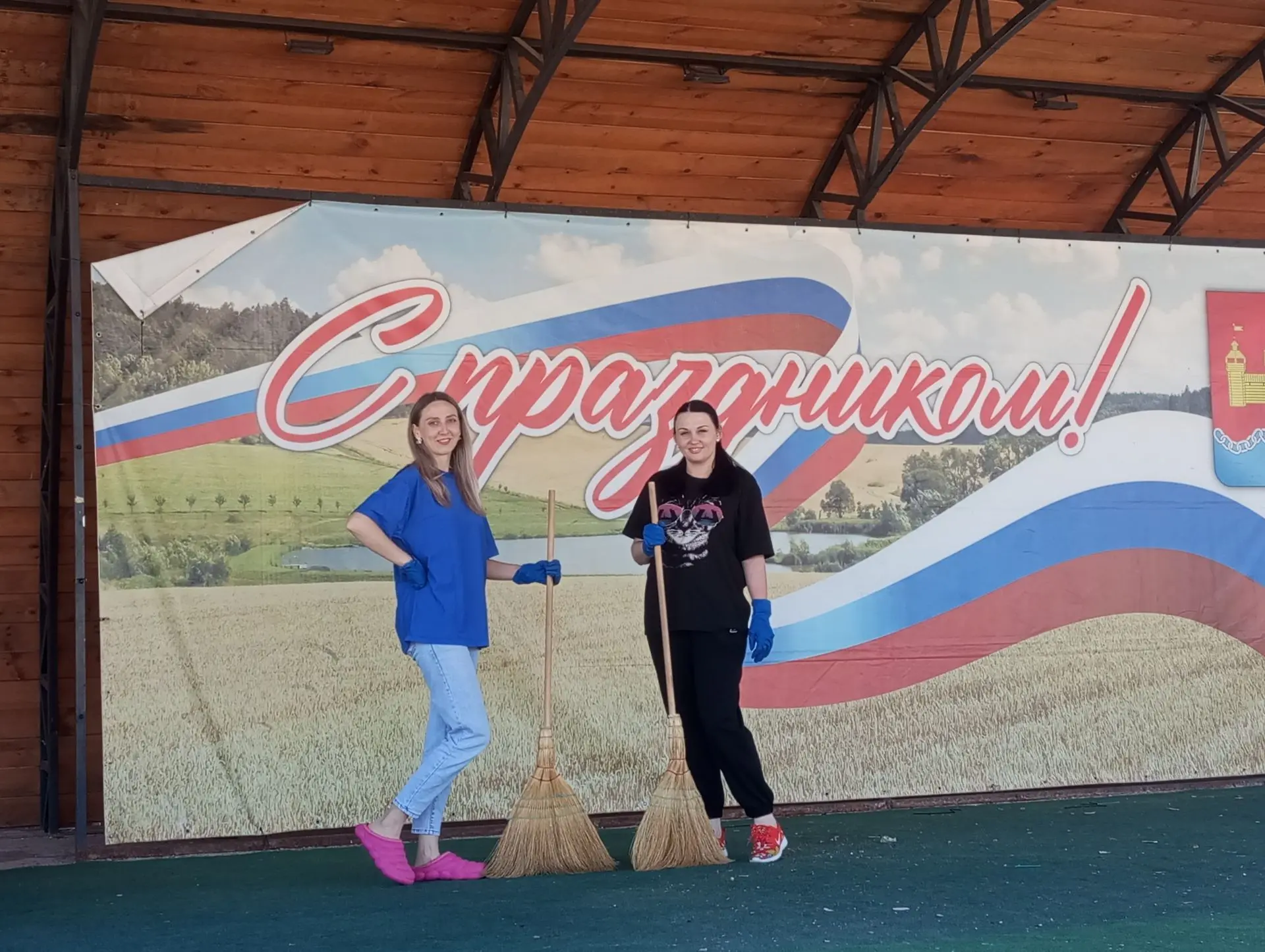 👍 Летний субботник в Добром!

На предпраздничную уборку вышли сотрудники местных организаций и пред