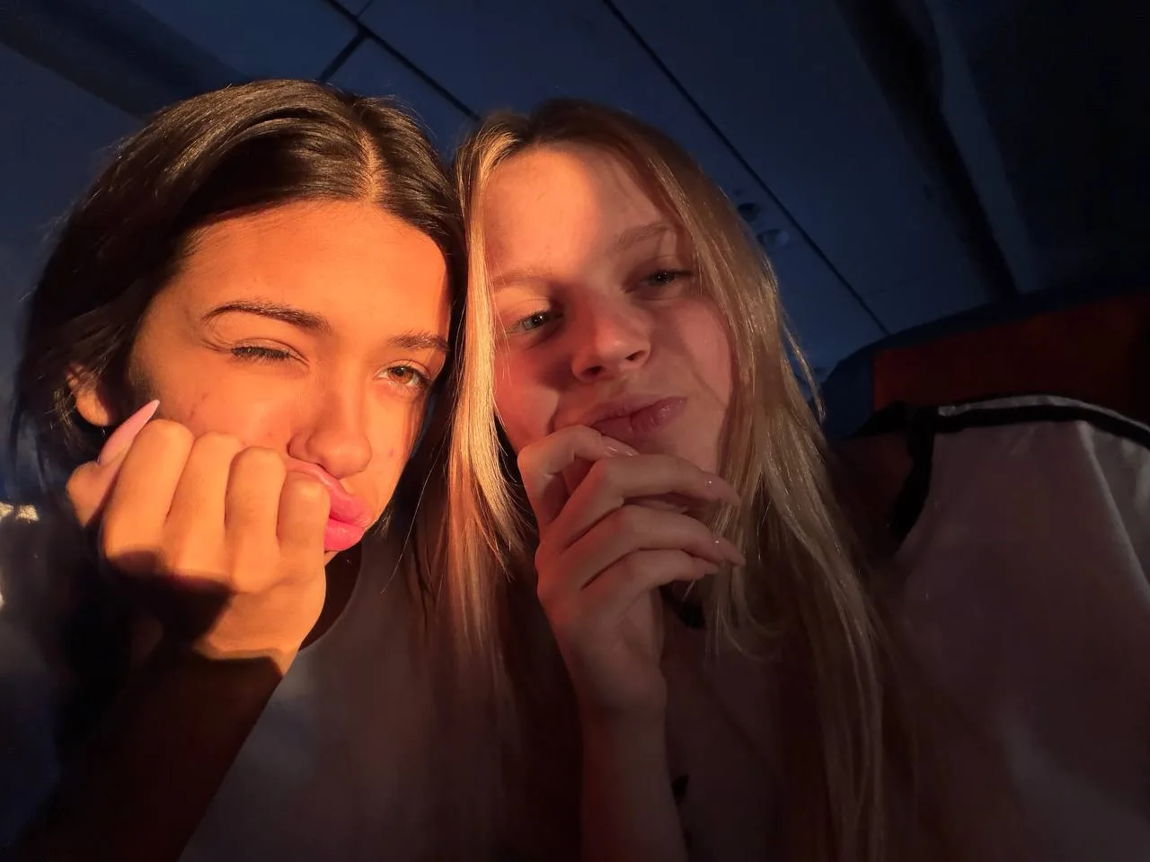 Мы тут с подружкой , на вас смотрим😍

Хотите, чтобы Кира вернулась?
❤️ - ДАААААААААА
🔥 - не очень