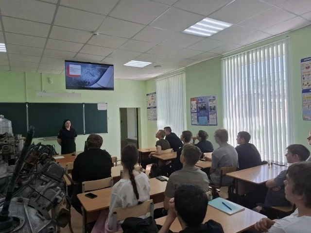 🚦 Встреча с инспектором ГИБДД: безопасность на дорогах — дело каждого!

Со студентами 1‑го курса на