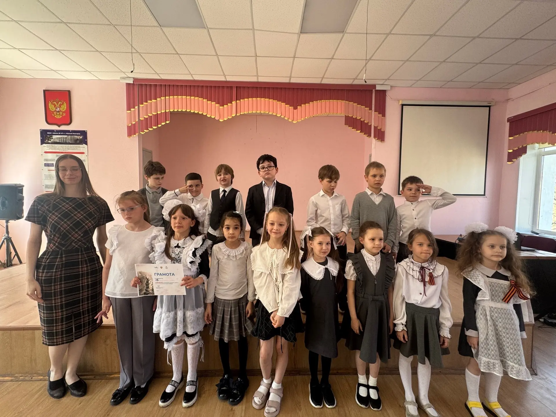 🎖️ Конкурс строя и песни, посвященный Дню Победы, прошел в начальной школе! 🇷🇺✨
Юные участники пр