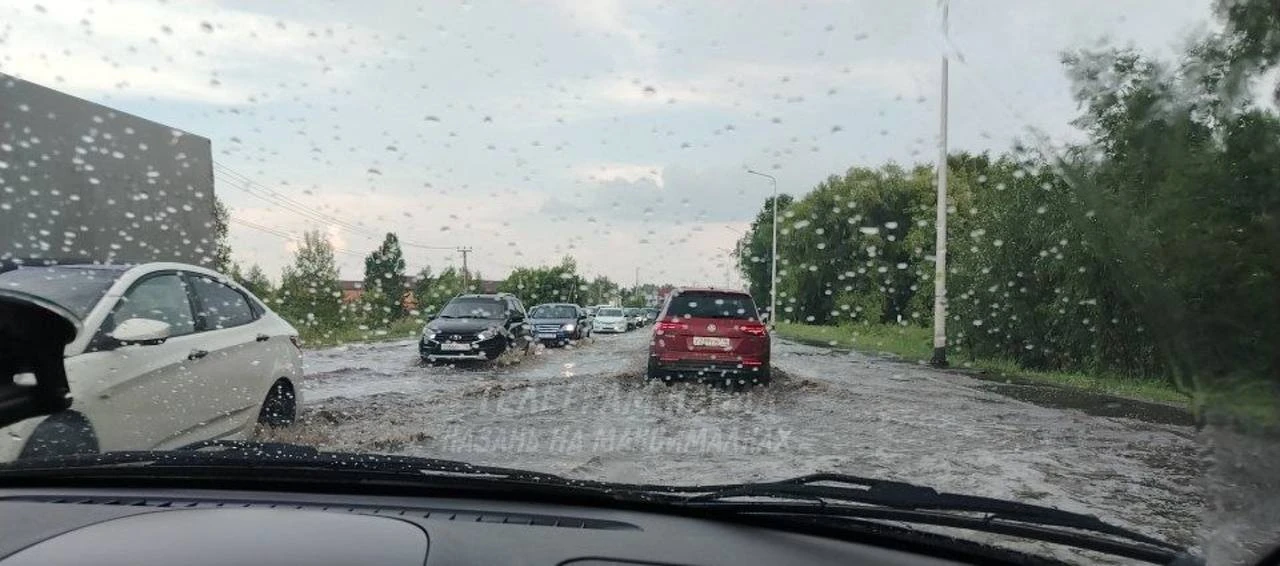 🌊 Салмачи ушли под воду: машины едут почти по капот в воде

Сильное подтопление зафиксировано в Сал