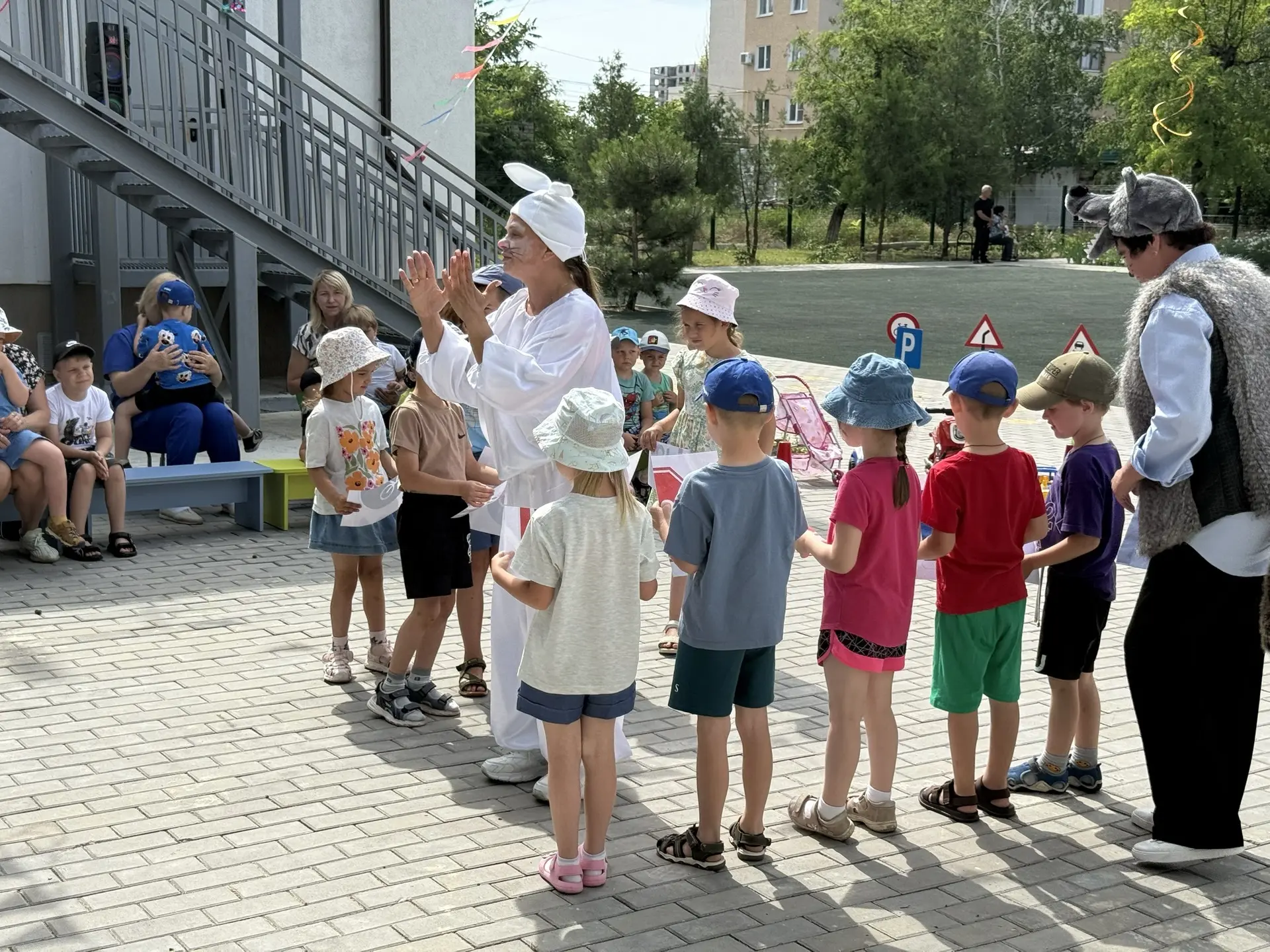 Сегодня мы завершили неделю ПДД ярким мероприятием с любимыми героями! 

На протяжении недели наши д