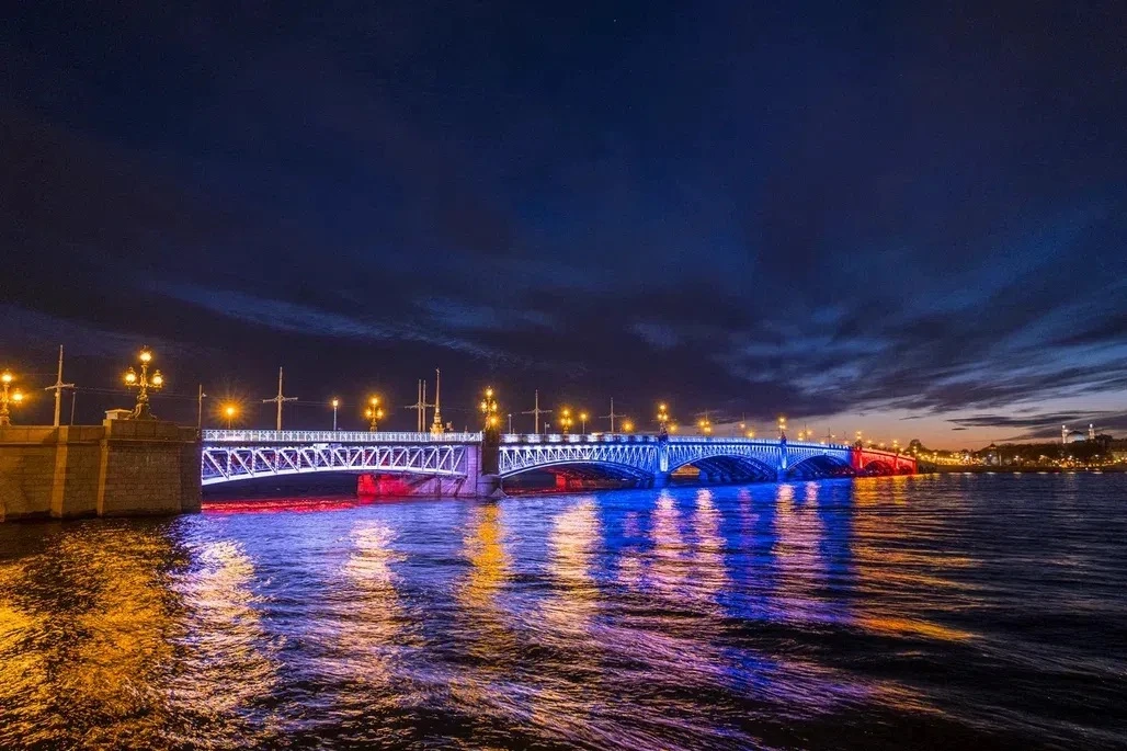 🇷🇺 В честь Дня России Дворцовый, Троицкий мосты и мост Бетанкура засияют тематической подсветкой в