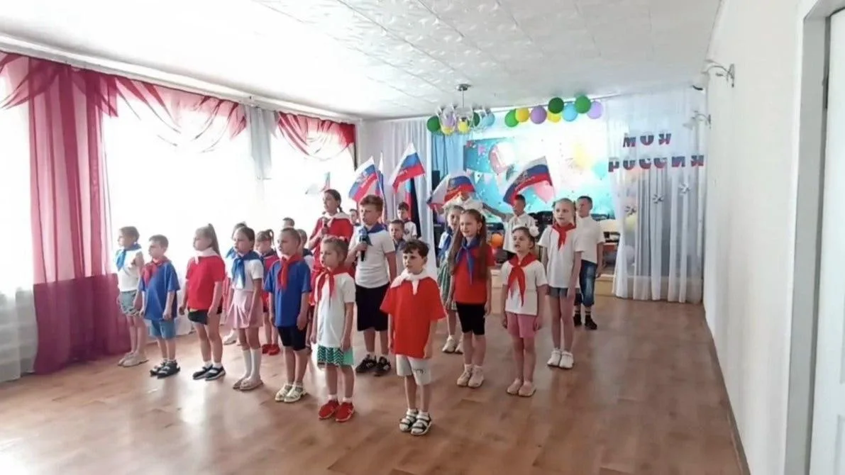 В День России в Кировском провели патриотические мероприятия для детей и подростков

Программа включ