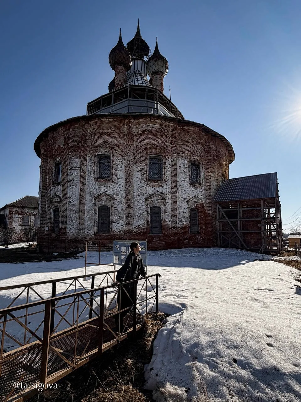 ☦️ Казанская церковь в Курбе

Эту летнюю церковь построили в XVIII веке. В 1930-е церковь закрыли, а