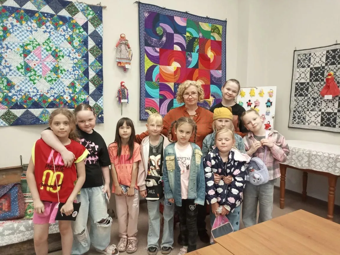 🎉В выставочном зале снова гости!
Юные друзья из объединений «Лоскутная сказка» и «Шерстяные фантази