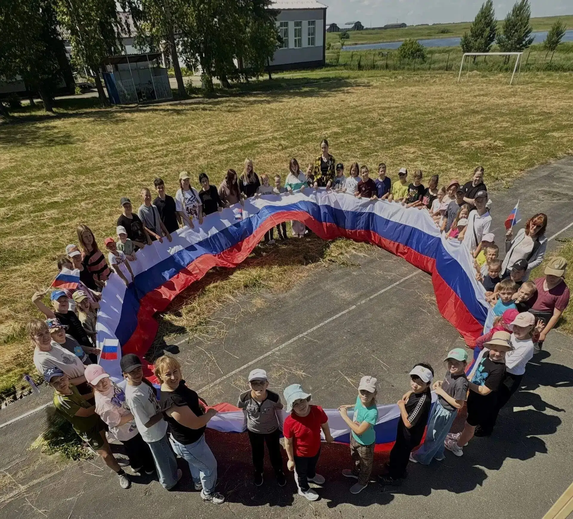 В единстве — наша сила! 🇷🇺

Краснозвездинский СДК и ребята летней площадки с гордостью присоединил