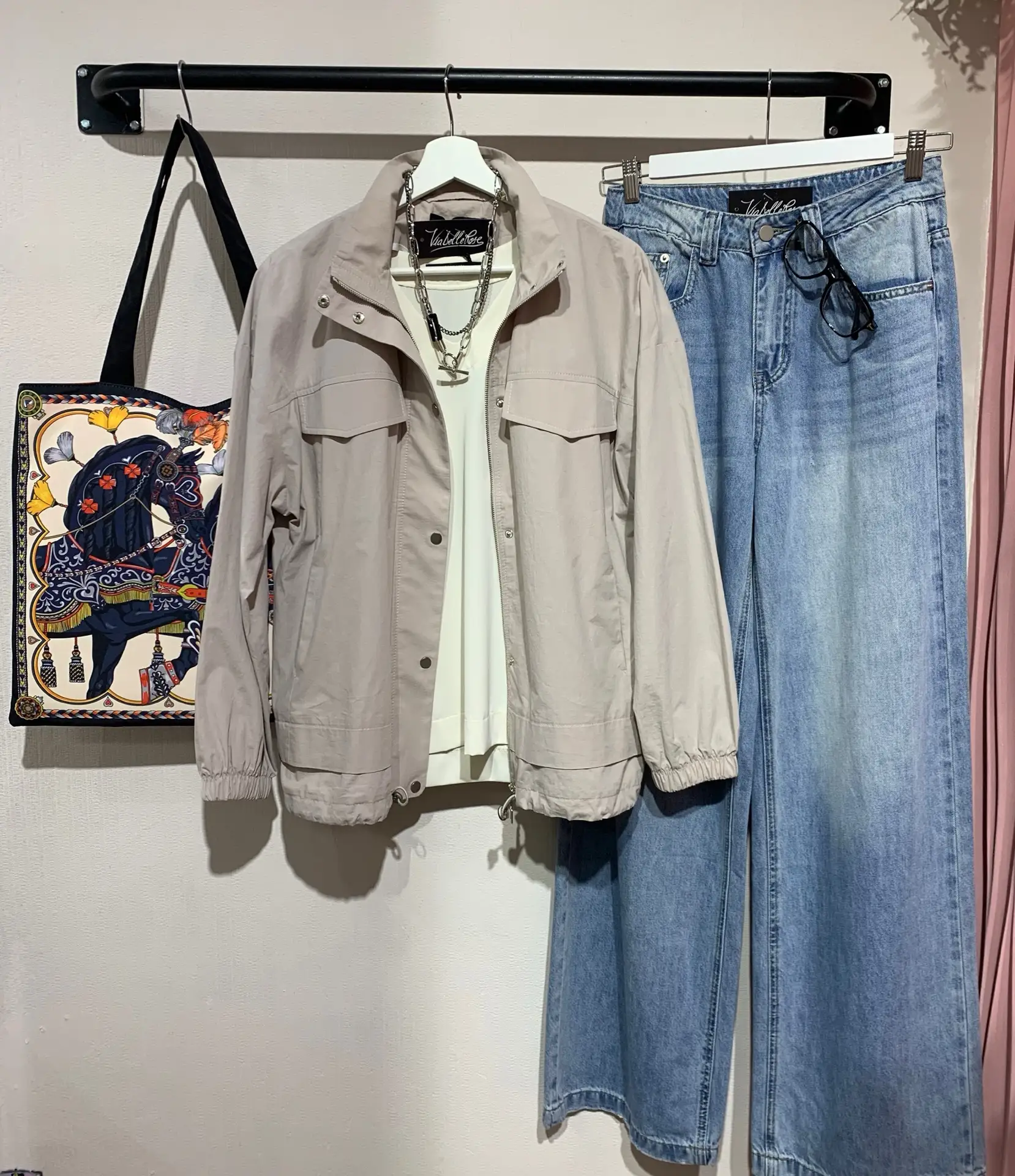 🌸Ветровки модного дизайна уже давно перекочевали из спортивного гардероба в повседневный кэжуал

В 