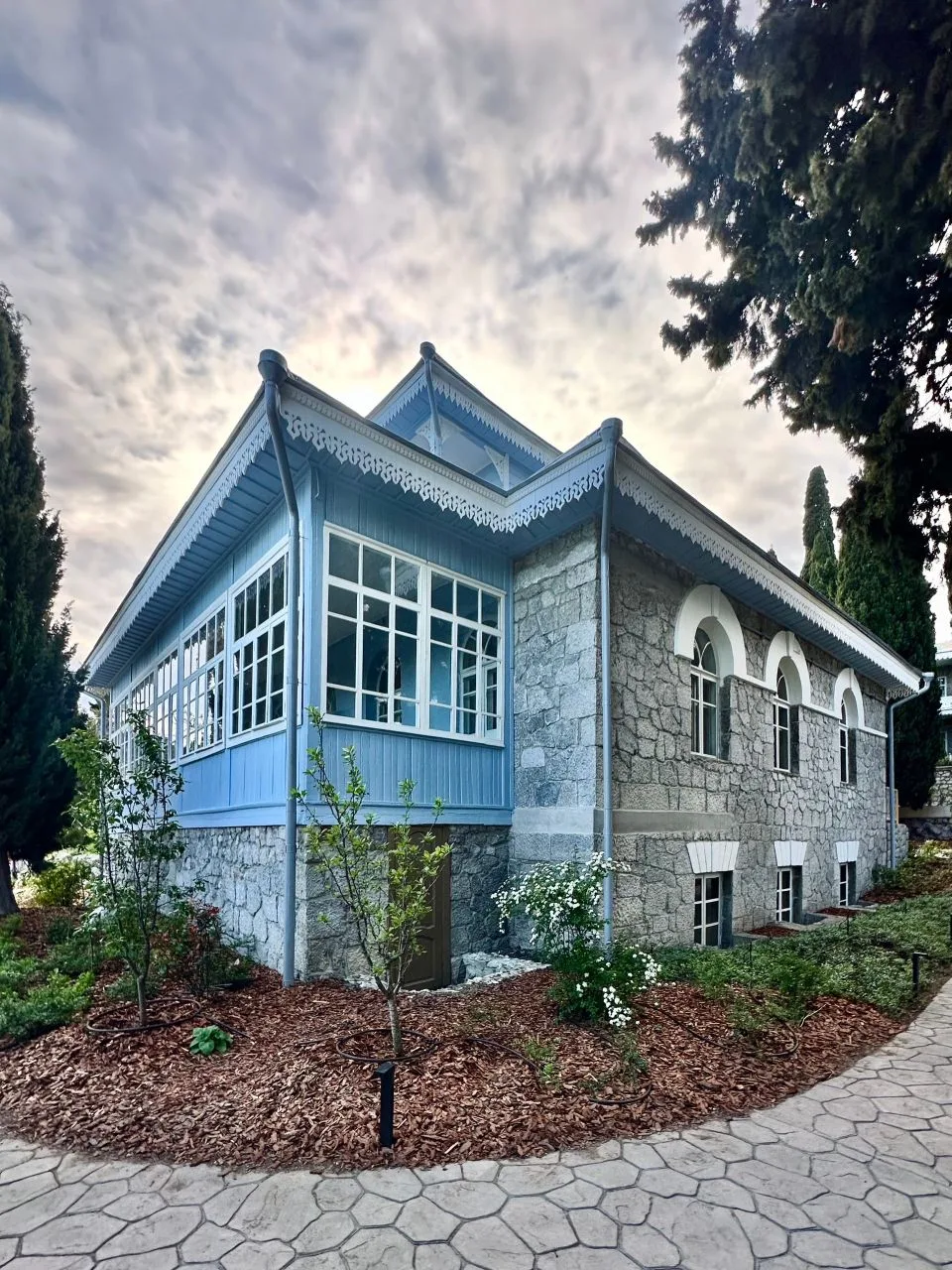 Старинная дача А.В. Аладьиной в Алупке

🏡 Уютный серокаменный особняк конца XIX в. на высоком цокол