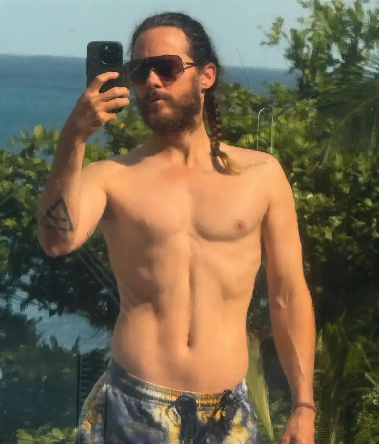 Ну здравствуй, лето! 🌴 


Канал переехал. 

Больше контента здесь: https://max.ru/gossip_mood