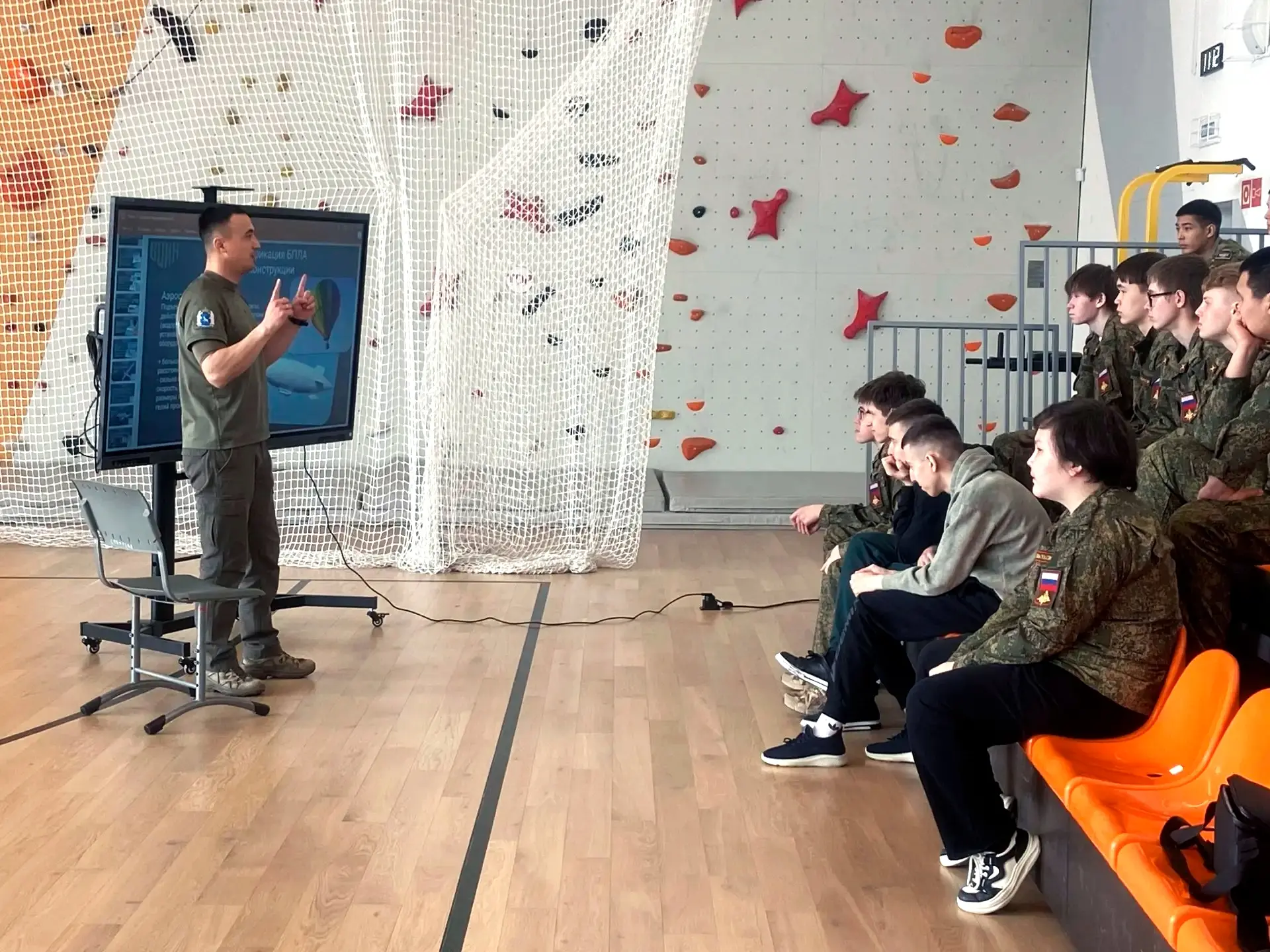 Тактическая подготовка и маскировка - главные темы второго дня военных сборов

Второй день военных с