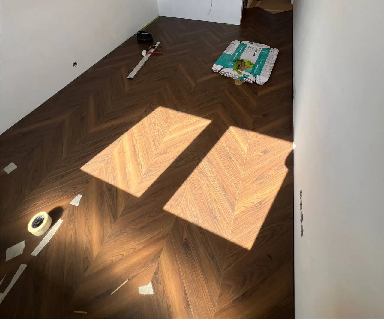 Какими бывают напольные покрытия? 🦶🤔

Выбрать пол — не так просто, как кажется. Каждый вариант под