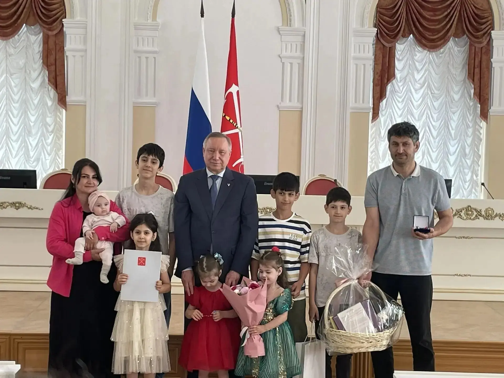 Многодетная семья из Колпинского района получила новый микроавтобус 

11 июня Губернатор Санкт-Петер
