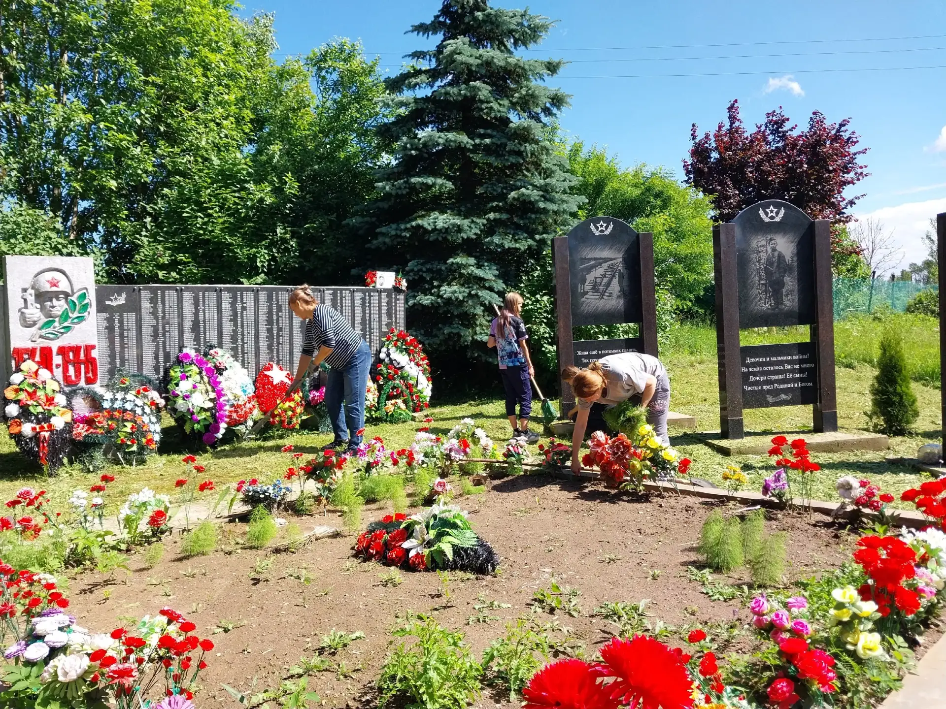 Сегодня группа ребят из пришкольного лагеря провели важную и значимую уборку территории братского за