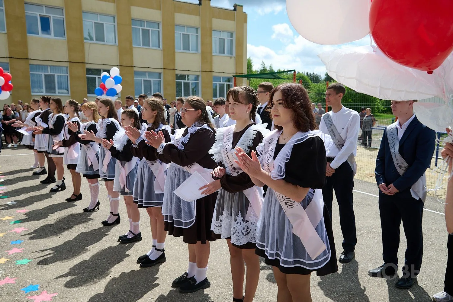 26 мая в Камешкирской средней школе состоялся праздник последнего звонка. На площадке перед школой с