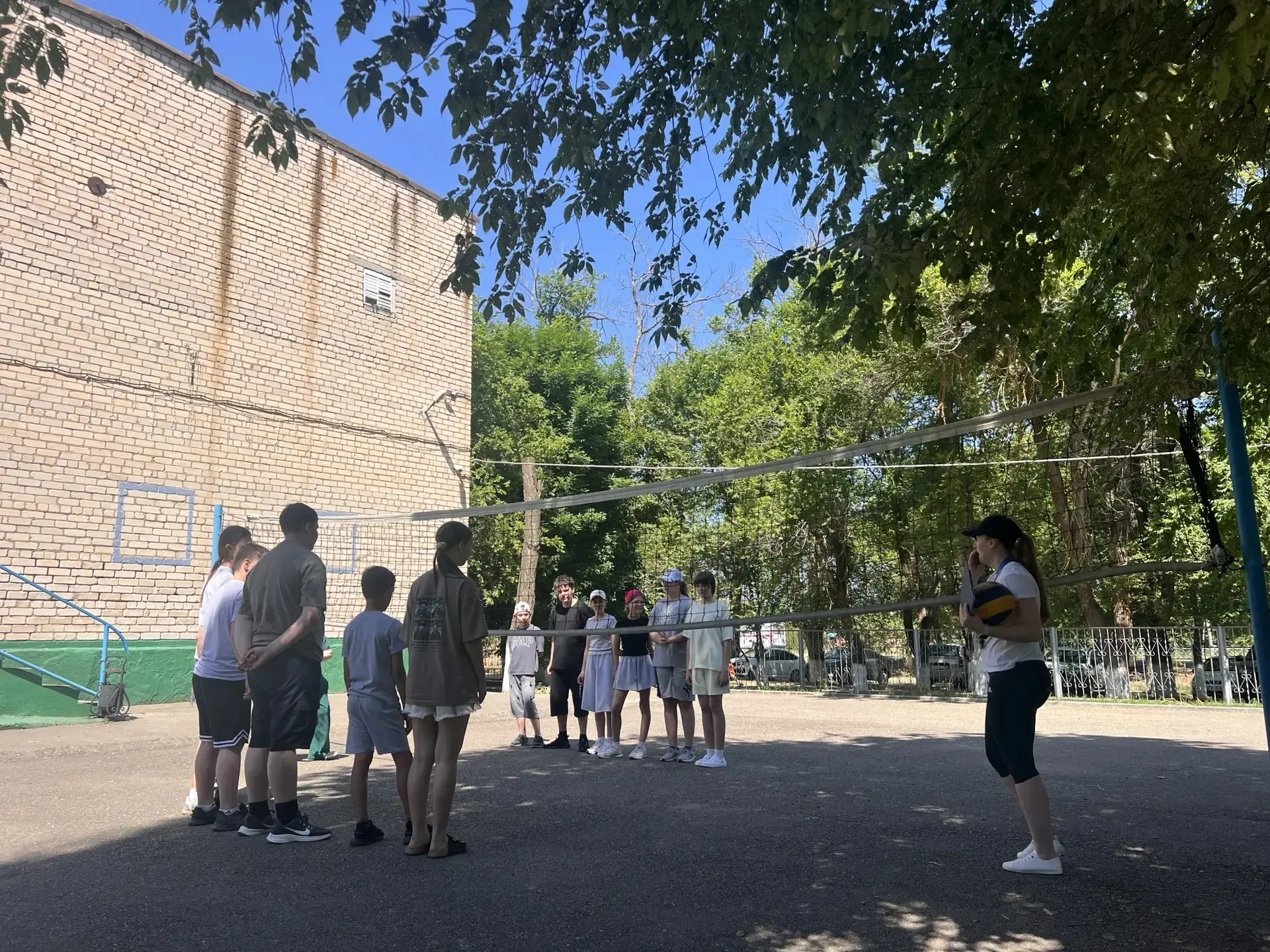 ☀️🏐Сегодня, 10 июня в нашем лагере :
  Мы сыграли в пионербол с командой из лагеря "Тополек". ⛹️
 �