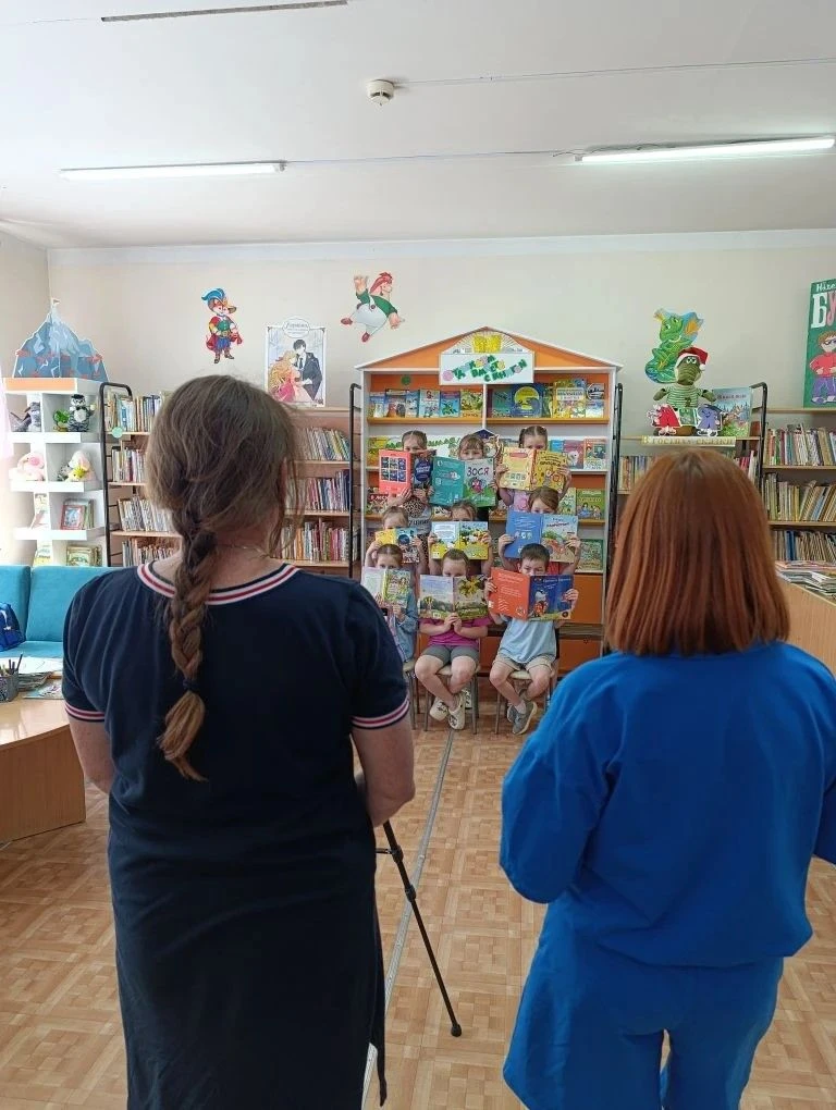 Камера! Мотор!🎬

В детской библиотеке снимаем классный клип о книжных новинках 📚.  В кадре книги и