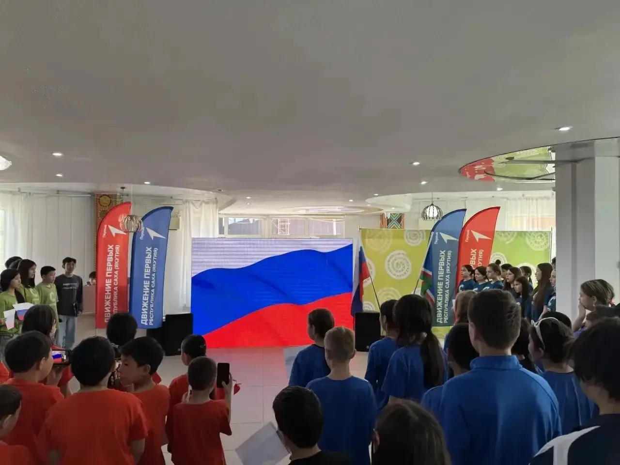 В Центре «Сосновый бор» на смене «Фестиваль первых» состоялась торжественная линейка, посвящённая Дн
