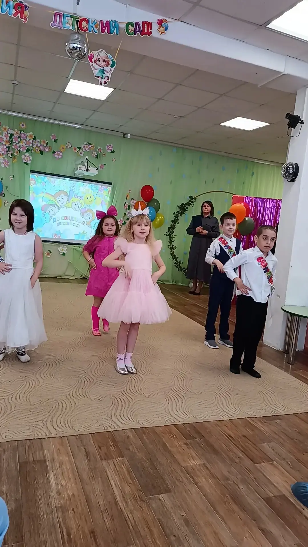 🎉✨ Выпускной бал в детском саду «Цветик-семицветик»! ✨🎉

26 мая в нашем детском саду прошёл незабы