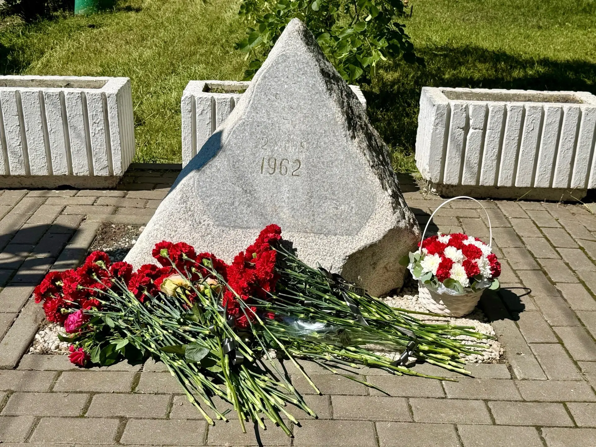 Сегодня, 2 июня, у памятного камня прошёл митинг, чтобы вспомнить одну из самых горьких и незаживающ