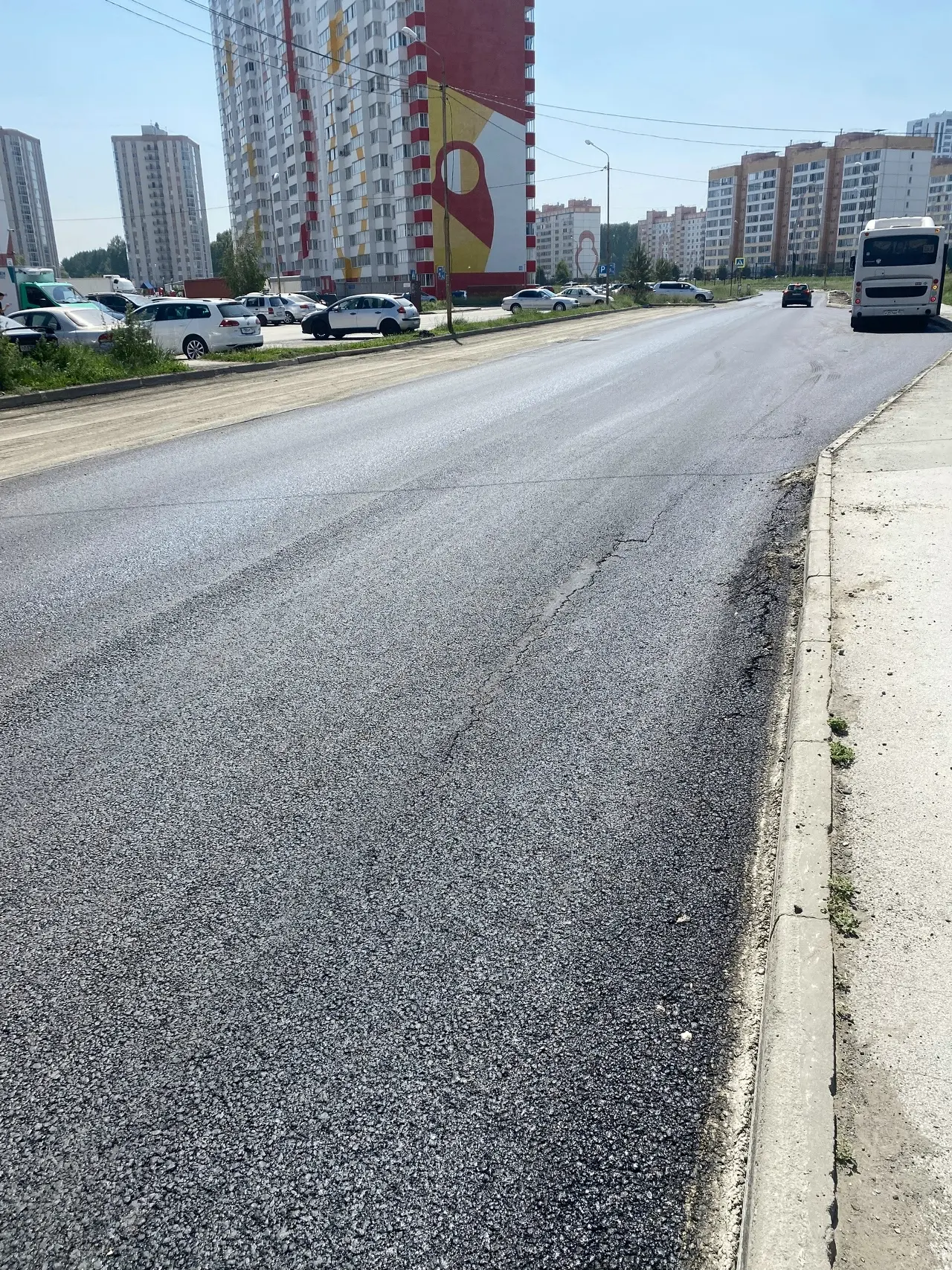 Жители "матрёшек" жалуются, что дорожное покрытие на Виктора Шевелёва им уложили слоем буквально в н