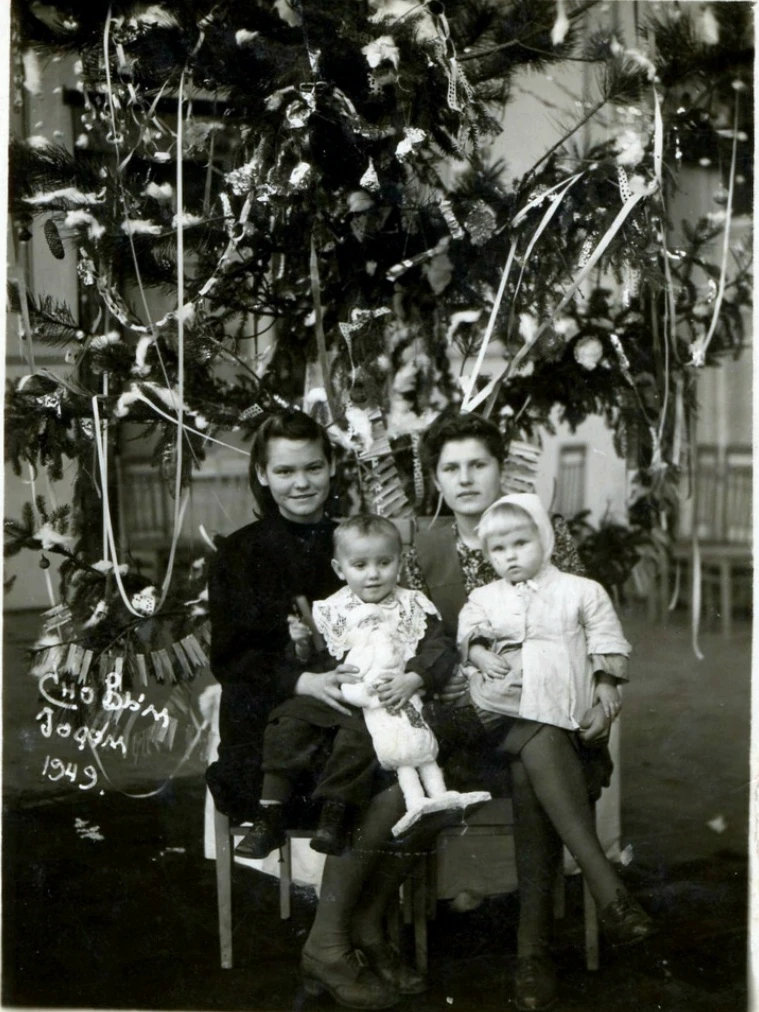 На снимке возле новогодней елки Кашкова Л., Романько Г. с детьми, 1949 год, Крым. Госкаталог.РФ

Обр