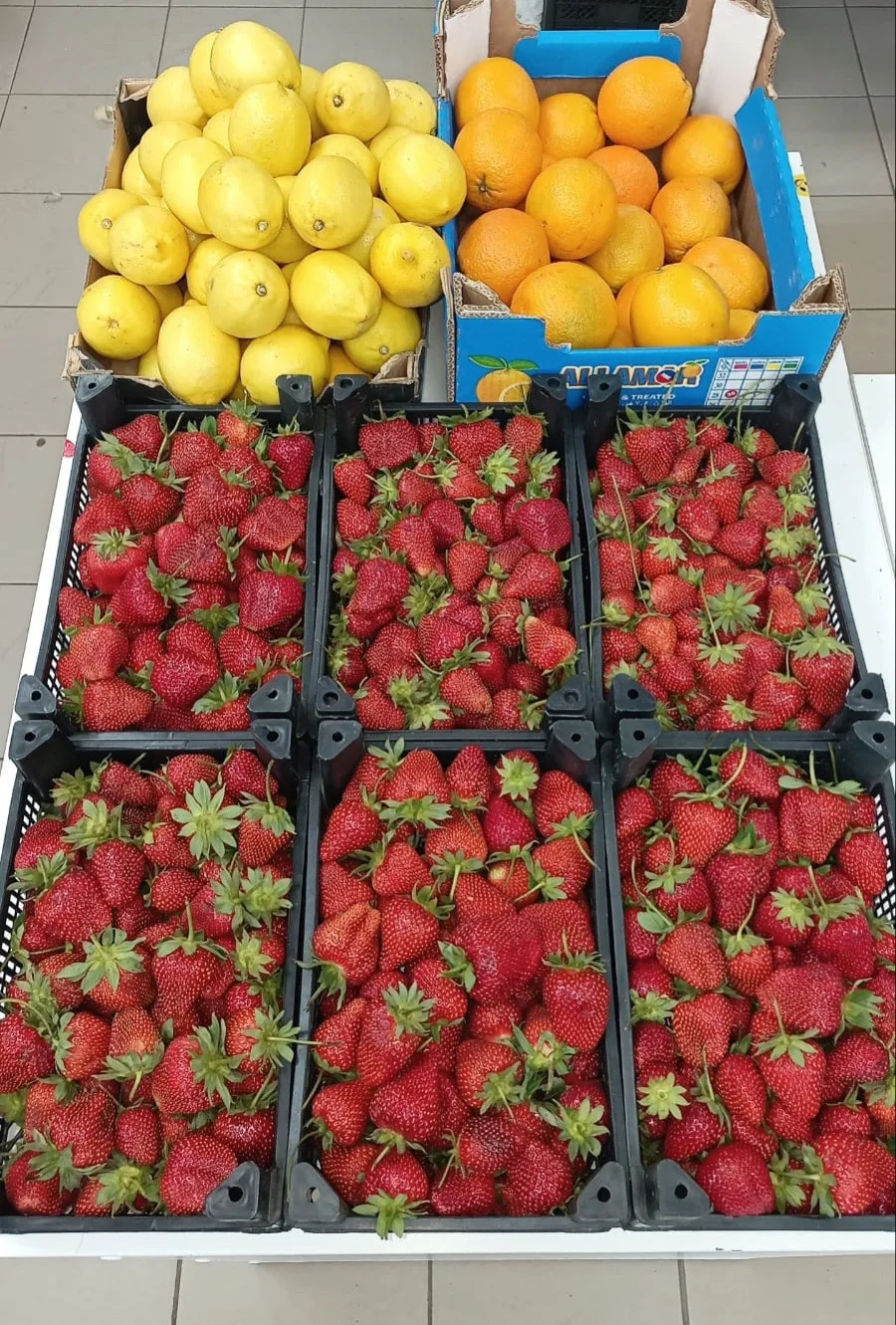 Ждём всех за клубничкой 😍

599 ₽ ящик ( ~ 1.8-2.2 кг) ❤️

Конечно же можно попробовать перед покупк