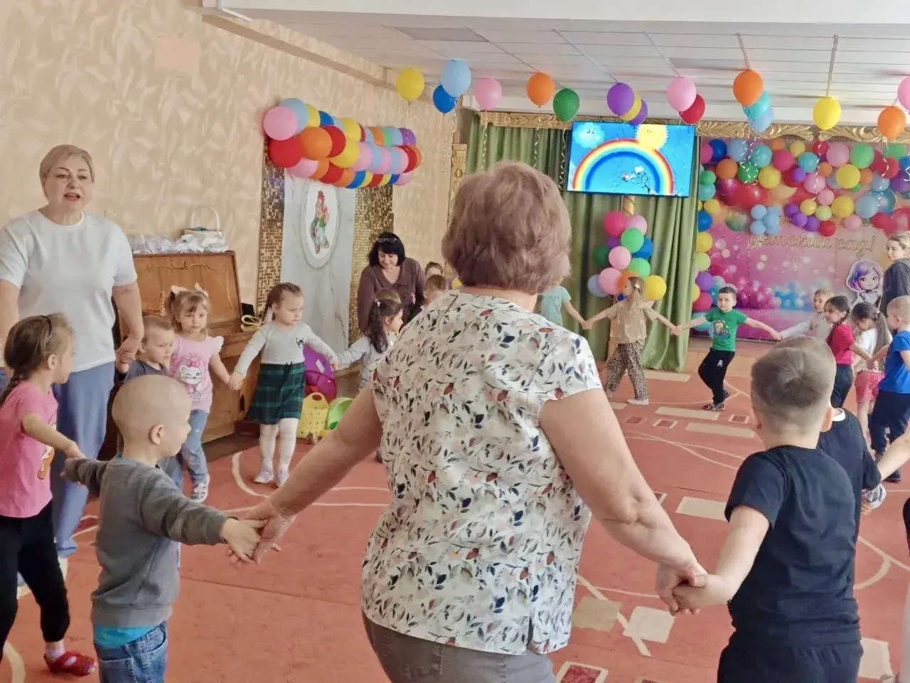 ☀️🎈 МЫ РАЗНЫЕ, НО МЫ ЕДИНЫ! 🎈☀️
Первый день лета в нашем детском саду начался с яркого, шумного и 