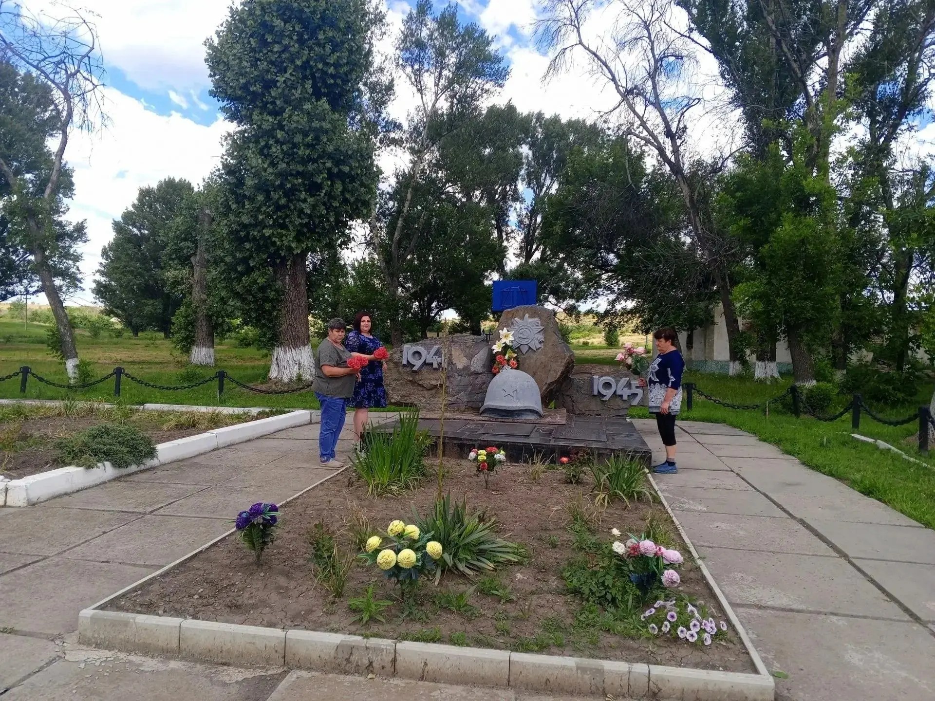 22 ИЮНЯ – ДЕНЬ ПАМЯТИ И СКОРБИ: РОВЕНЧАНЕ СКЛОНЯЮТ ГОЛОВЫ ПЕРЕД ПОДВИГОМ ПРЕДКОВ
 
🕯В этот скорбный
