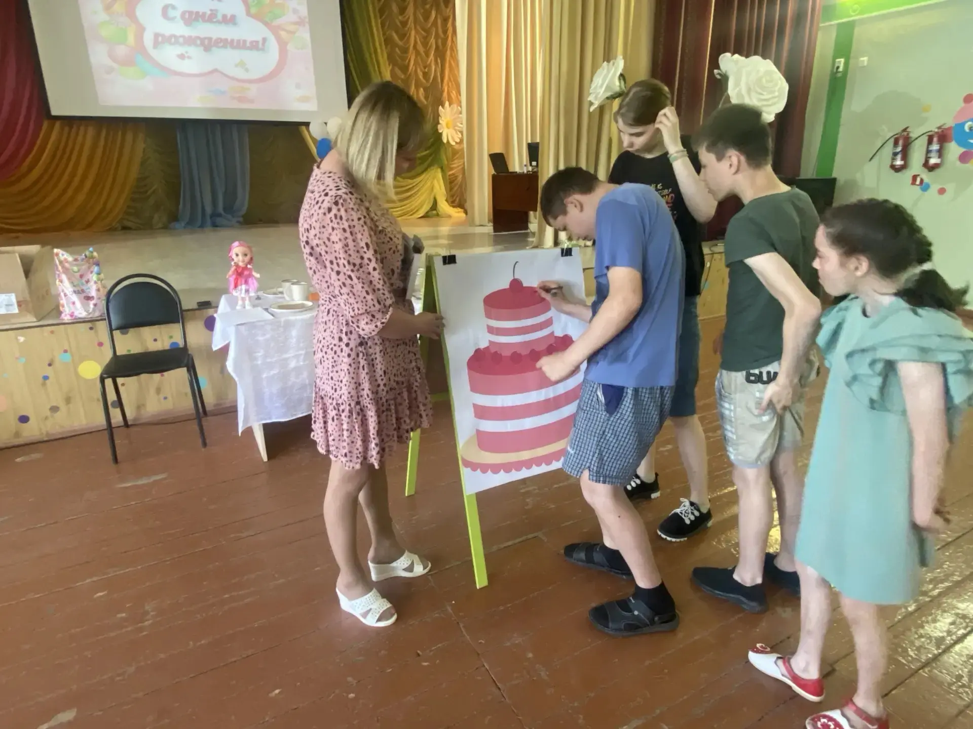У куклы Айсылу день рождения! 🎂🎀

Наши ребята помогали имениннице организовать праздник. Хлопот бы