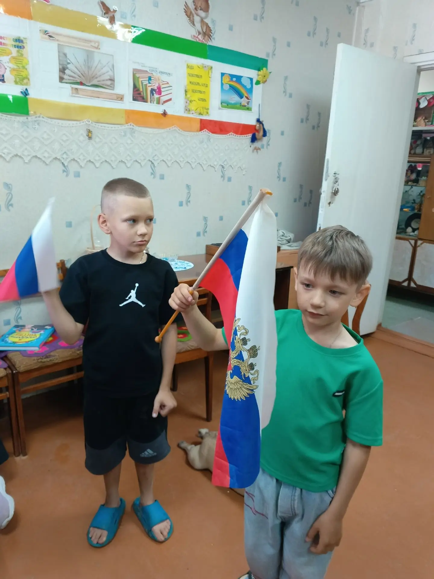 Я узнал, что у меня
Есть огромная семья
И тропинка и лесок
В поле каждый колосок
Речка, небо голубое