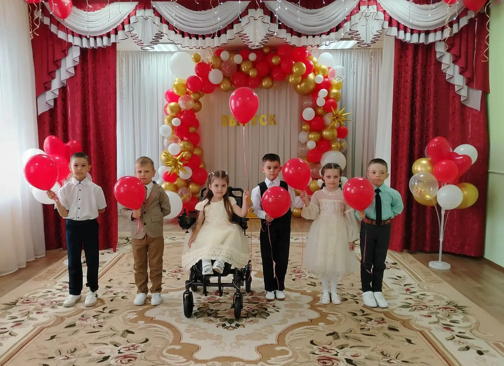 Вот и пролетели беззаботные годы, наполненные играми, сказками и первой дружбой. Сегодня  в нашем де