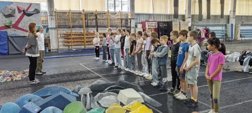 🧗 Вверх, к новым вершинам!

Сегодня отряд нашего пришкольного лагеря отправился за порцией адренали