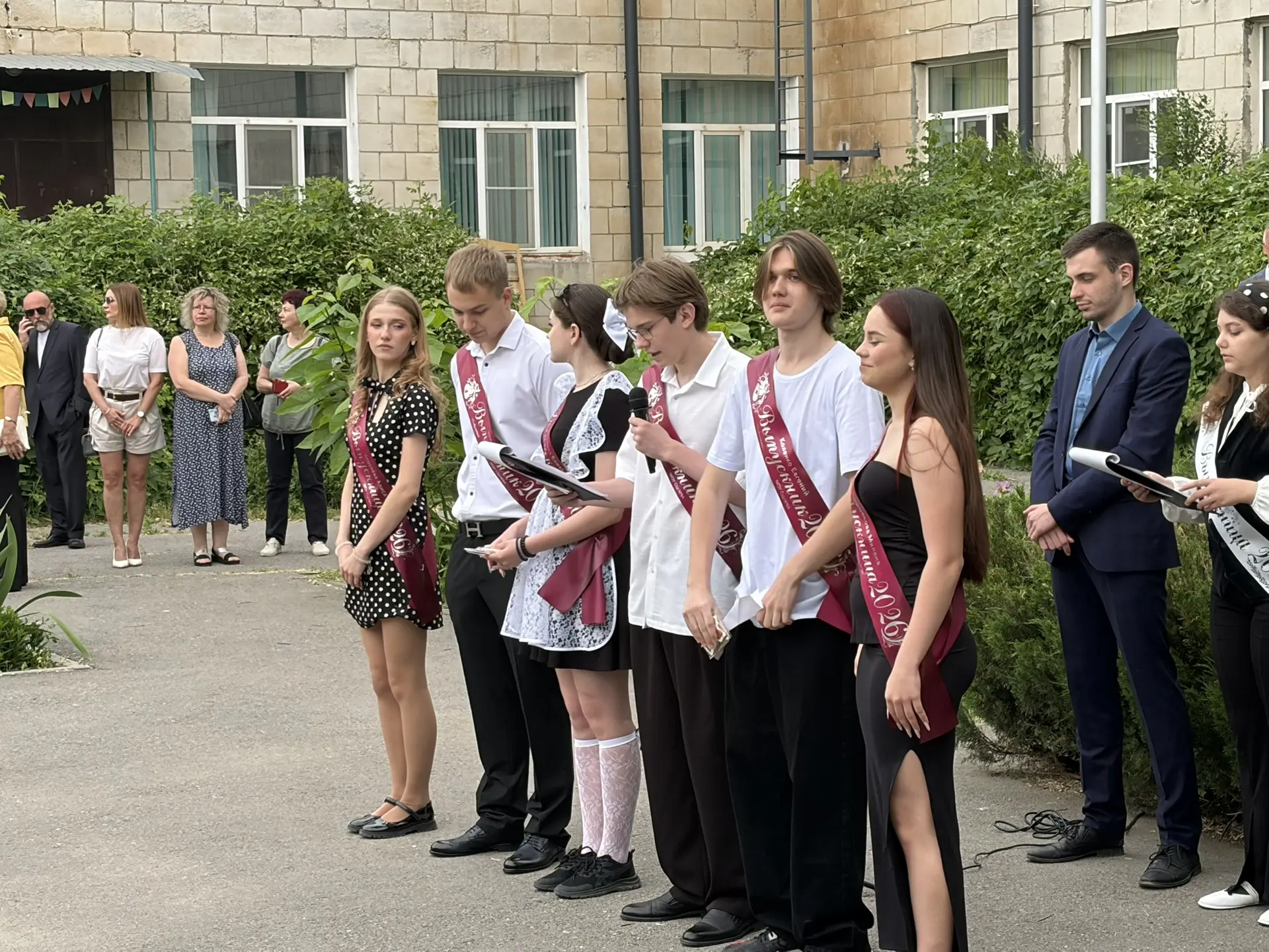 Этот момент одновременно грустный и радостный 🎓

Вот и отзвенел последний звонок для наших 11-х (и 