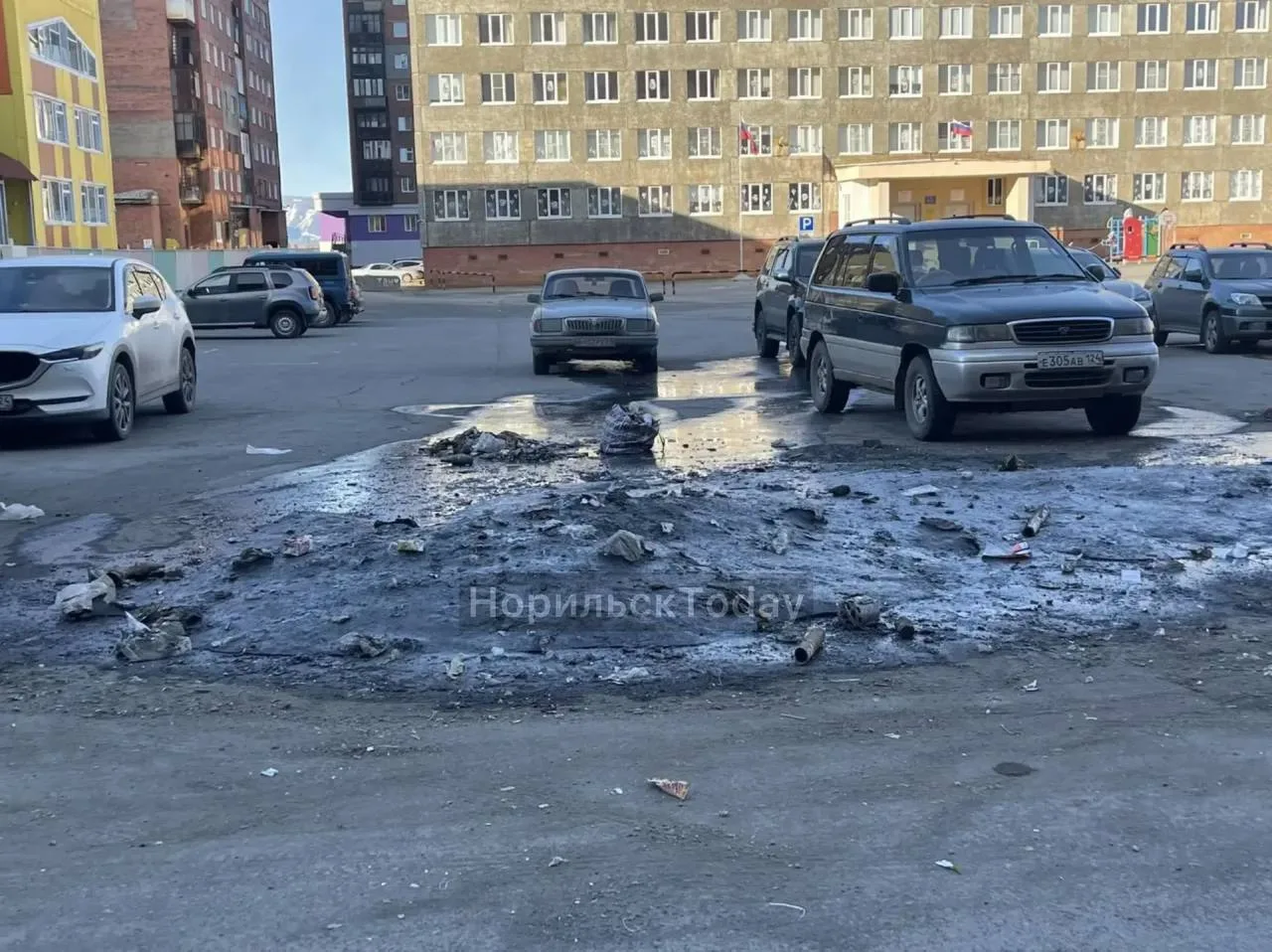 Может здесь также инициативные граждане уберут, как в предыдущем посте?
Двор Талнахской, 30 очень гр