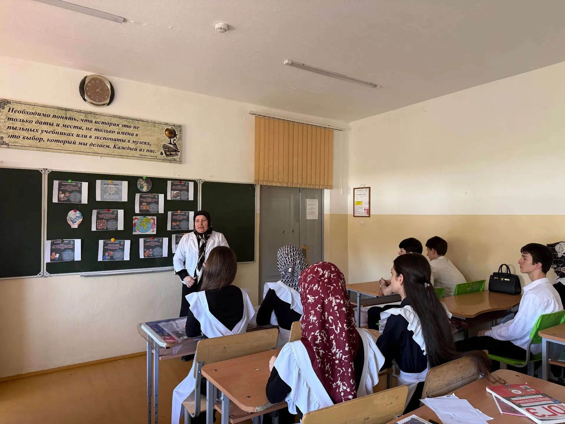 В МКОУ «Гимназия №2 им.А.М.Сайтиева» социальный педагог Басханова К.А. с обучающимися 7г и 8в класса