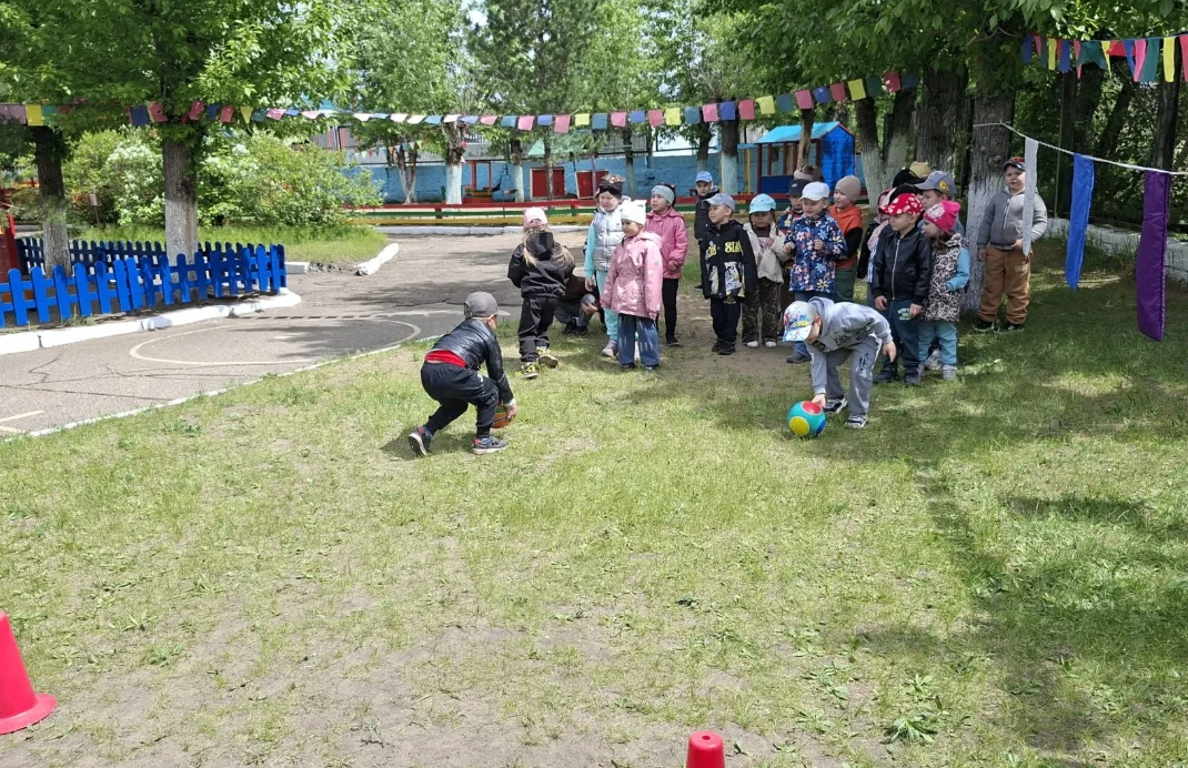 "Лето- весёлая пора!" - под таким девизом мы провели подвижные игры с детьми средних групп в День за