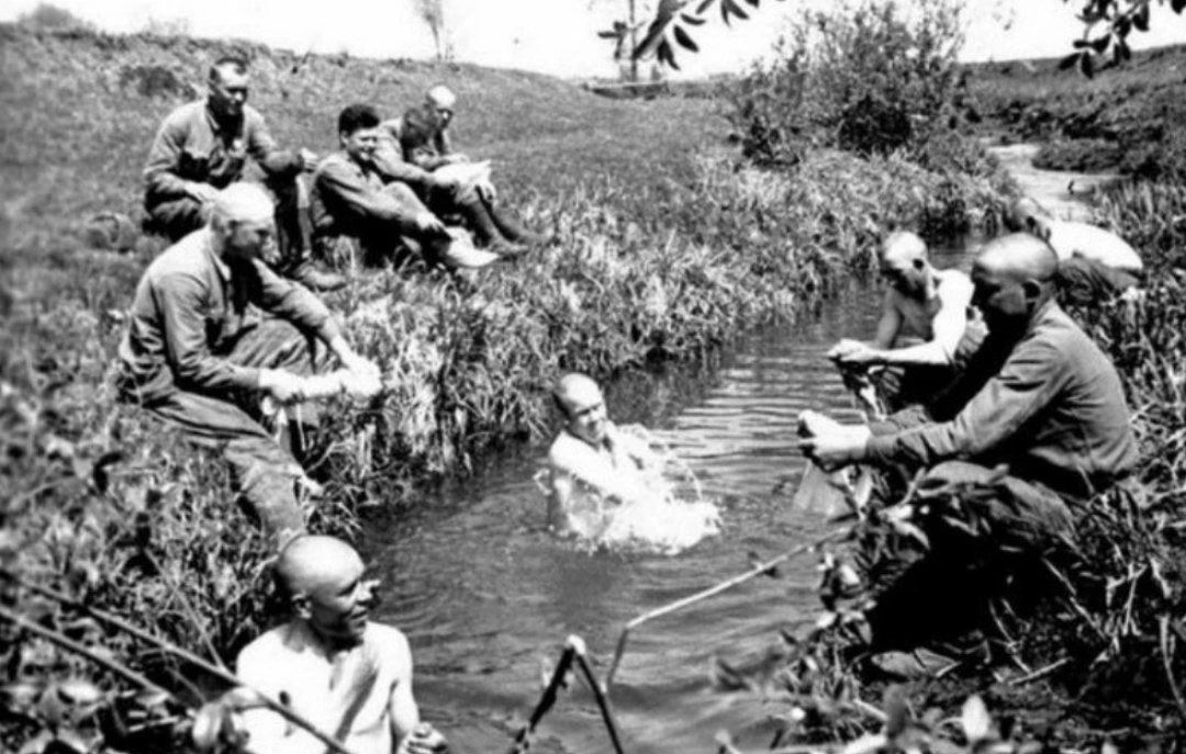 🪖 Как мылись и парились солдаты в 1941–1945?

В годы Великой Отечественной войны вопросы гигиены бы