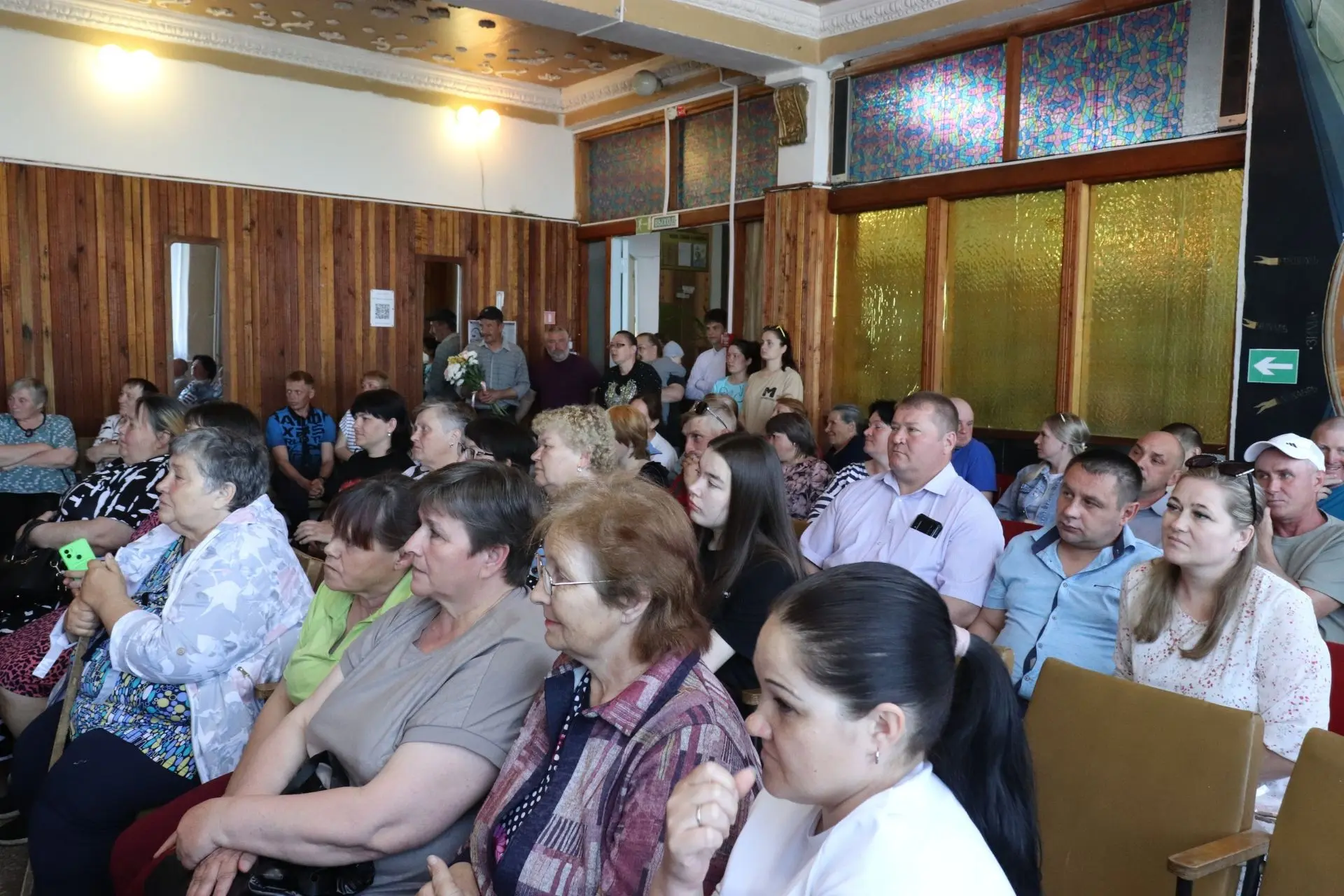 Сегодня в нашей школе прощались с детством. Для девятиклассников и одиннадцатиклассников прозвучал о