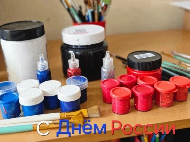 Ко Дню России ребята группы "Ручеек" создали яркие открытки с изображением воздушных шаров в цветах 