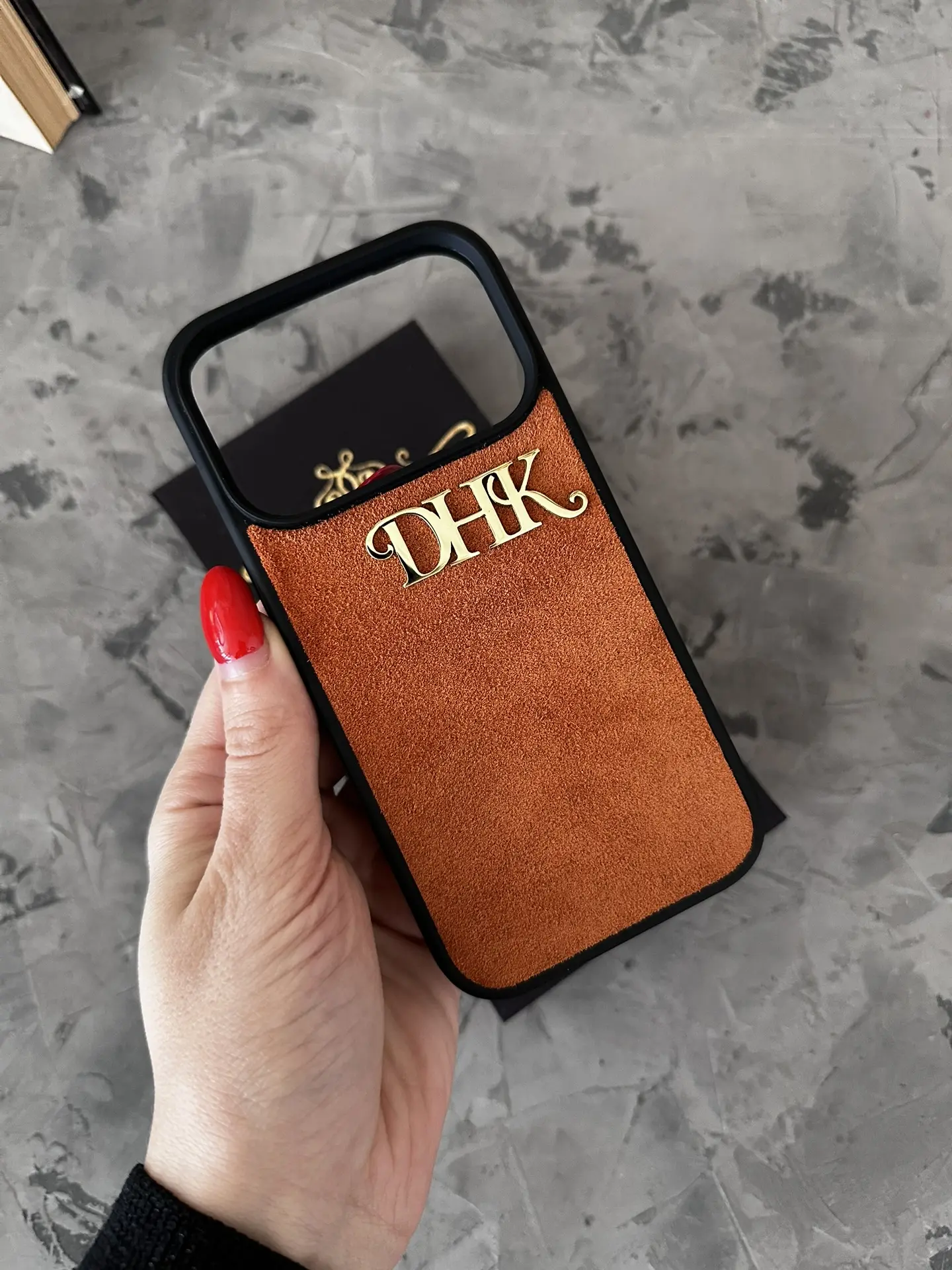 Одеваем телефоны с красивые чехлы 😍 
Можно заказать из кожи, замши алькантары. Выбрать цвет и декор