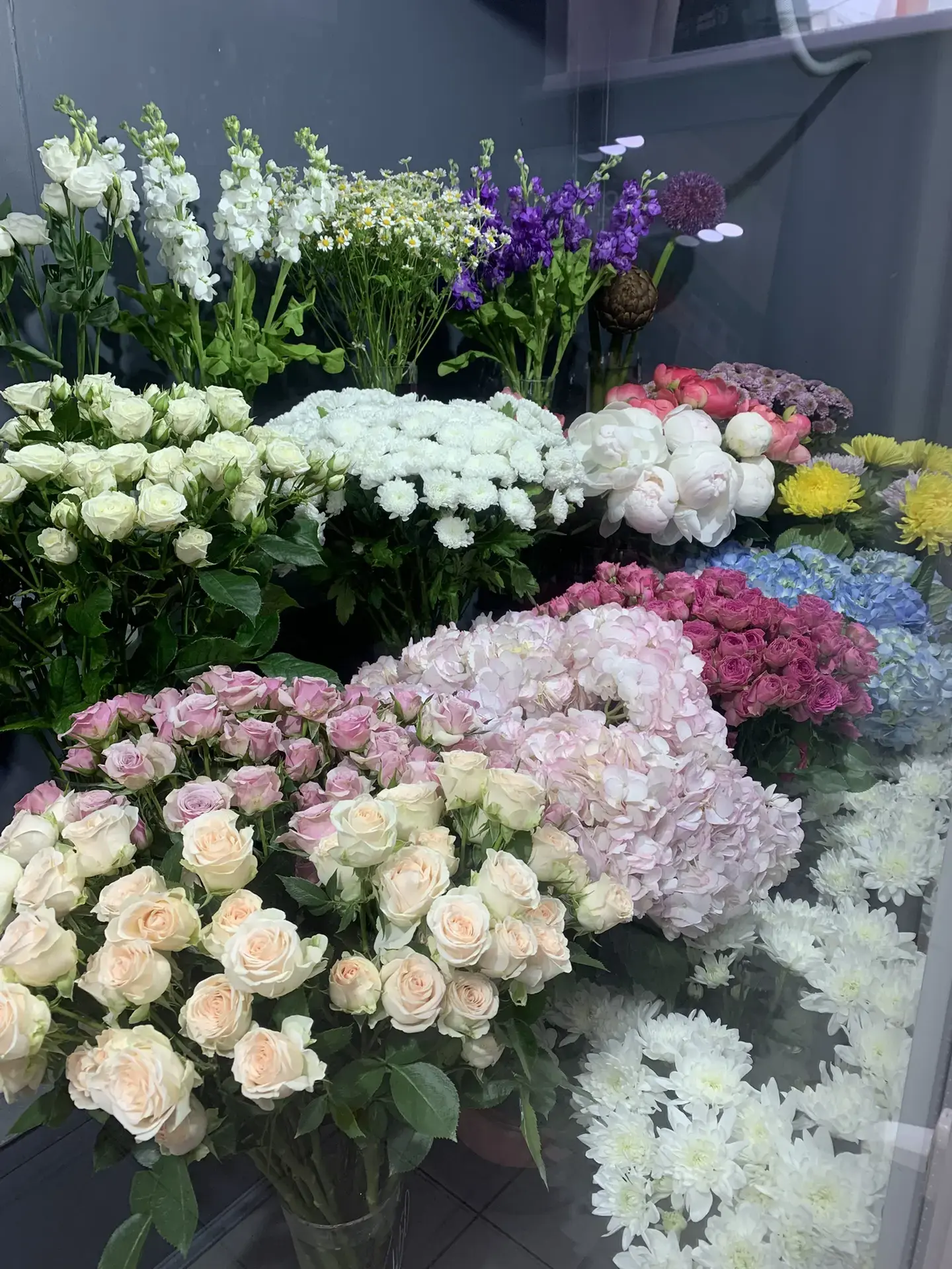 ✨ Новая поставка — витрины сияют! ✨

Только что привезли свежие цветы прямо с плантаций — и мы уже р