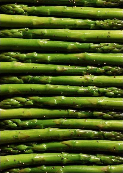 Сезон спаржи 
в самом разгаре! 💚🌱

Низкокалорийный суперфуд, богатый витаминами (A, C, E, K, групп